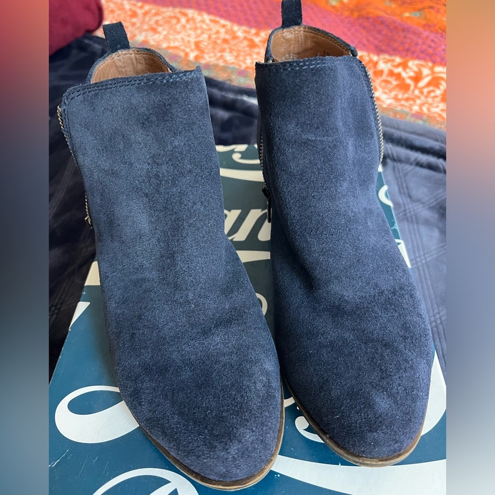 Lucky Brand suede booties in color blue size 8.5
